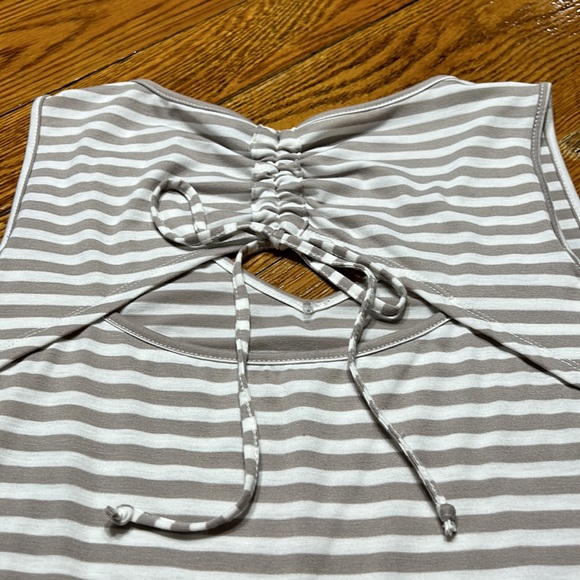 Zoe + Phoebe stripe sleeveless top, keyhole back.  Size Medium. - Picture 6 of 6